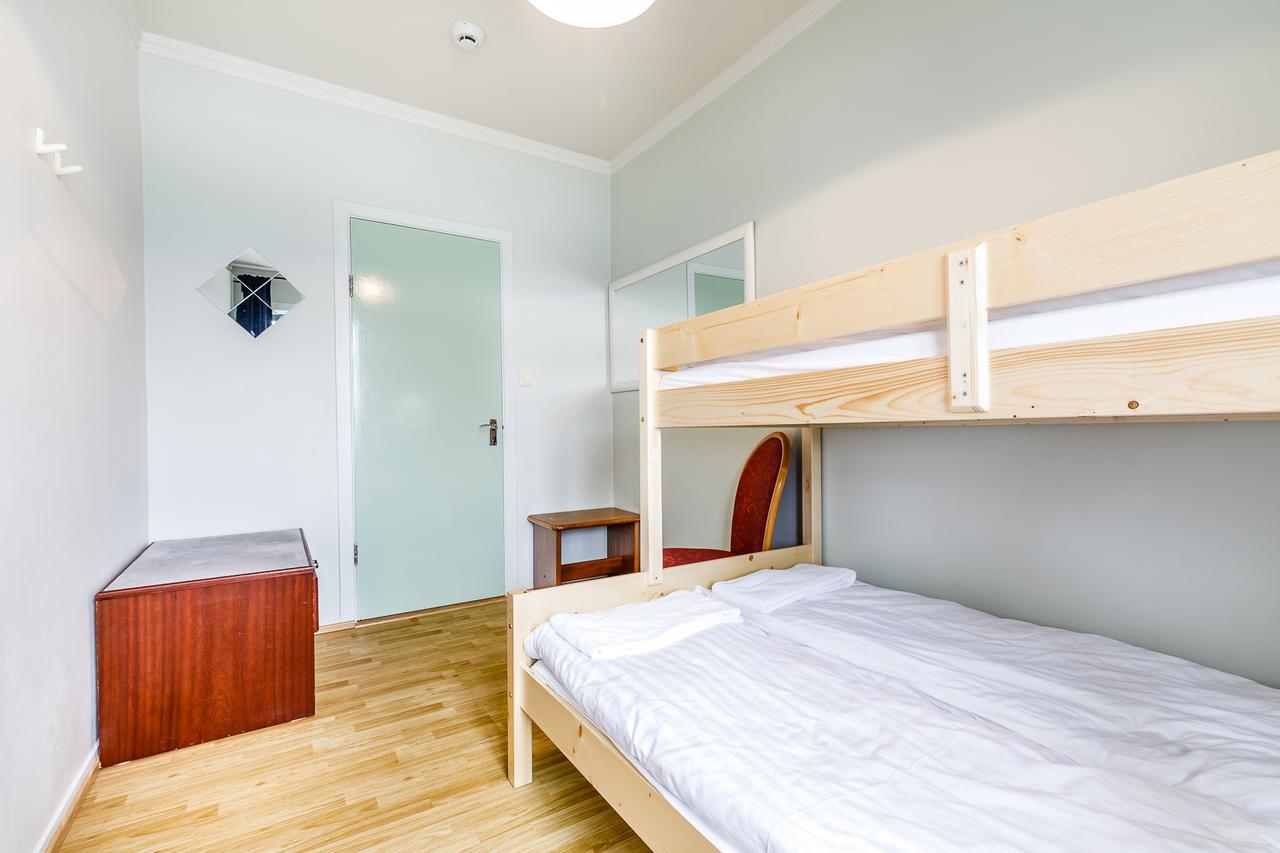 בלונדואוס Riverside Hostel מראה חיצוני תמונה