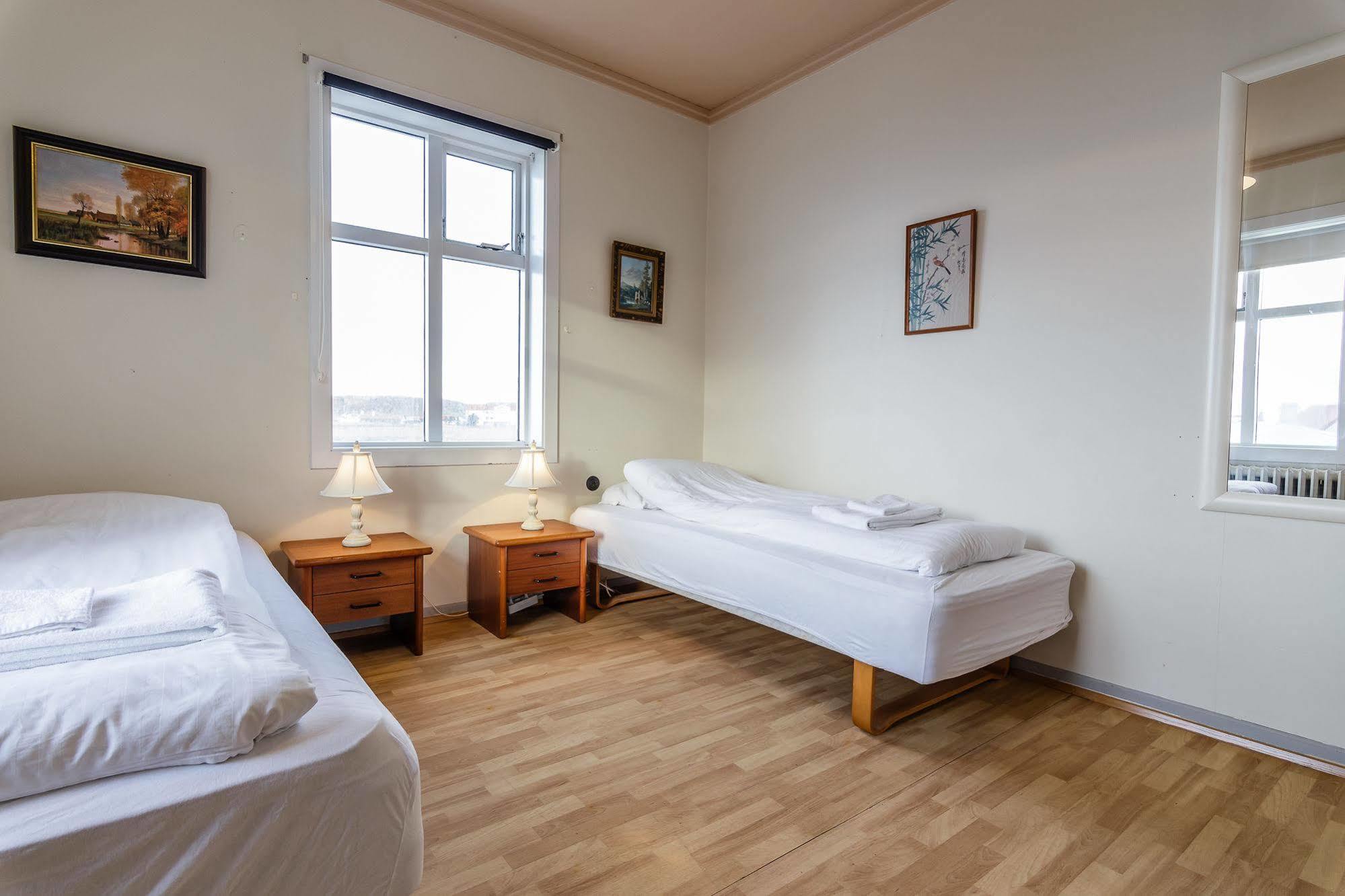 בלונדואוס Riverside Hostel מראה חיצוני תמונה