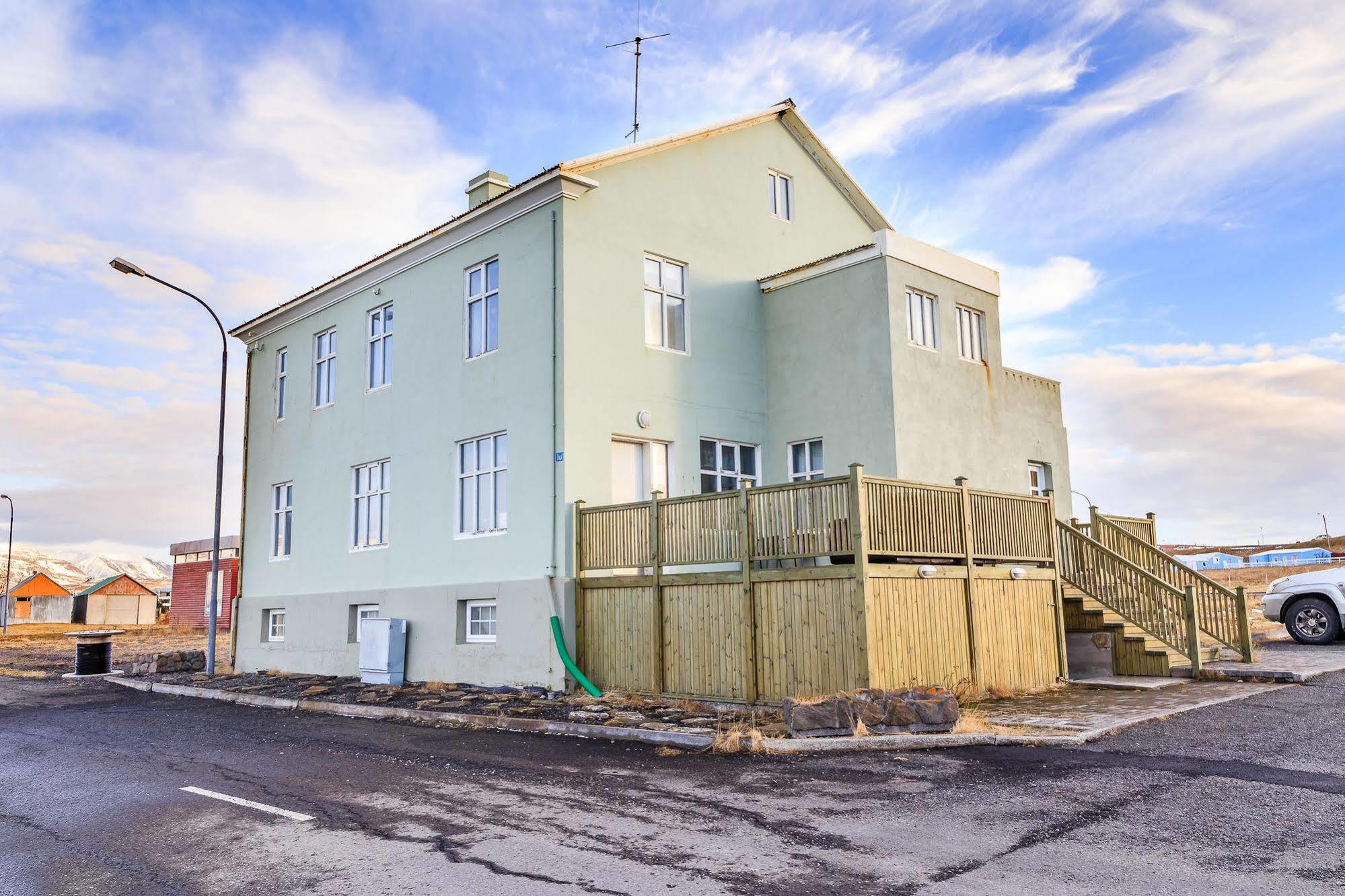 בלונדואוס Riverside Hostel מראה חיצוני תמונה