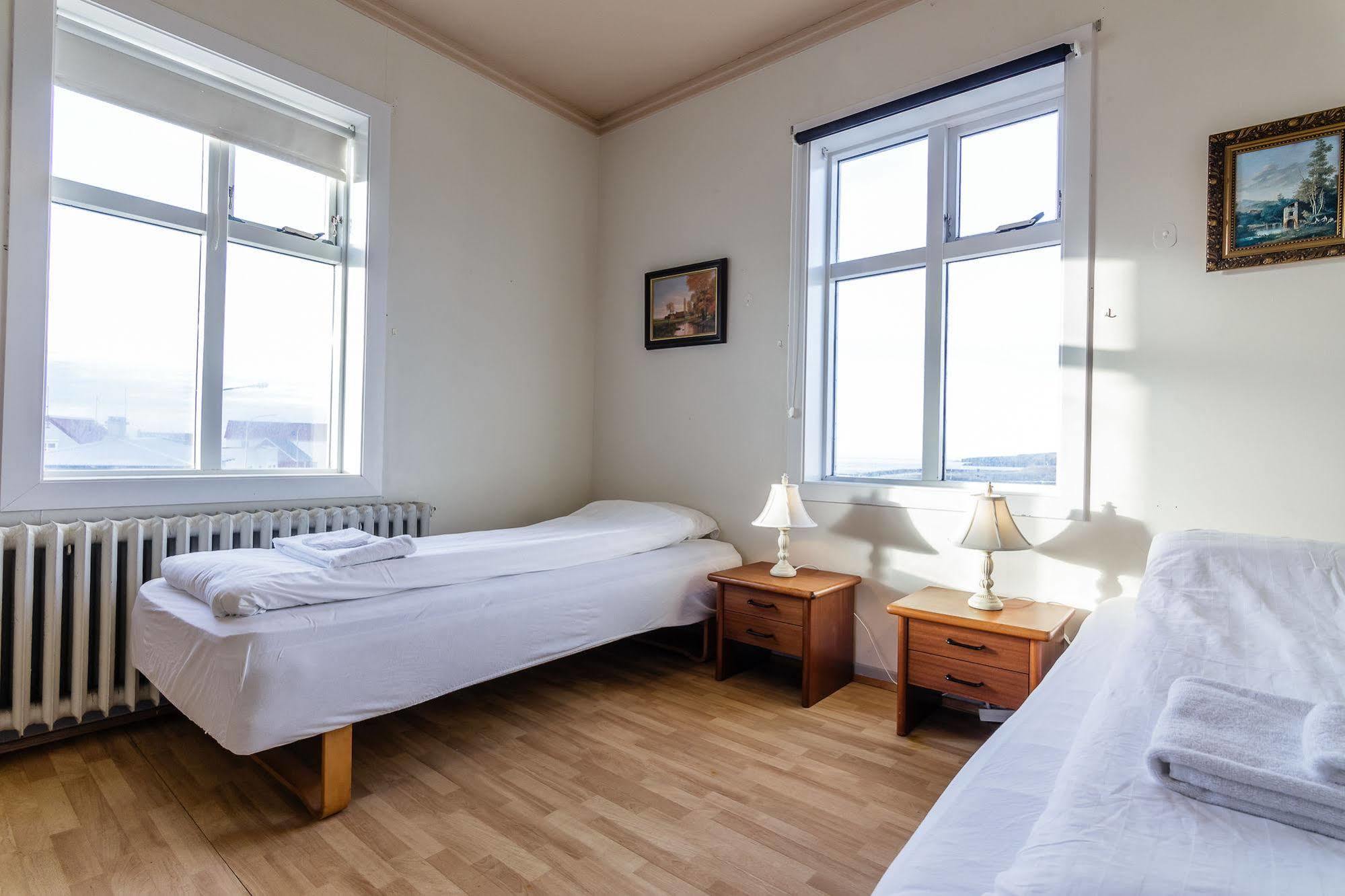 בלונדואוס Riverside Hostel מראה חיצוני תמונה